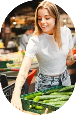 Mujer seleccionando las frutas y verduras que llevará