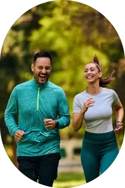Dos personas felices corriendo en un parque