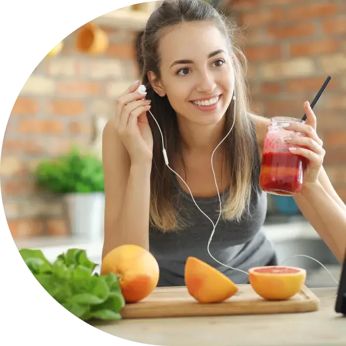 Mujer tomando clase en línea mientras prepara su comida