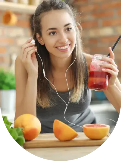 Mujer tomando clase en línea mientras prepara su comida