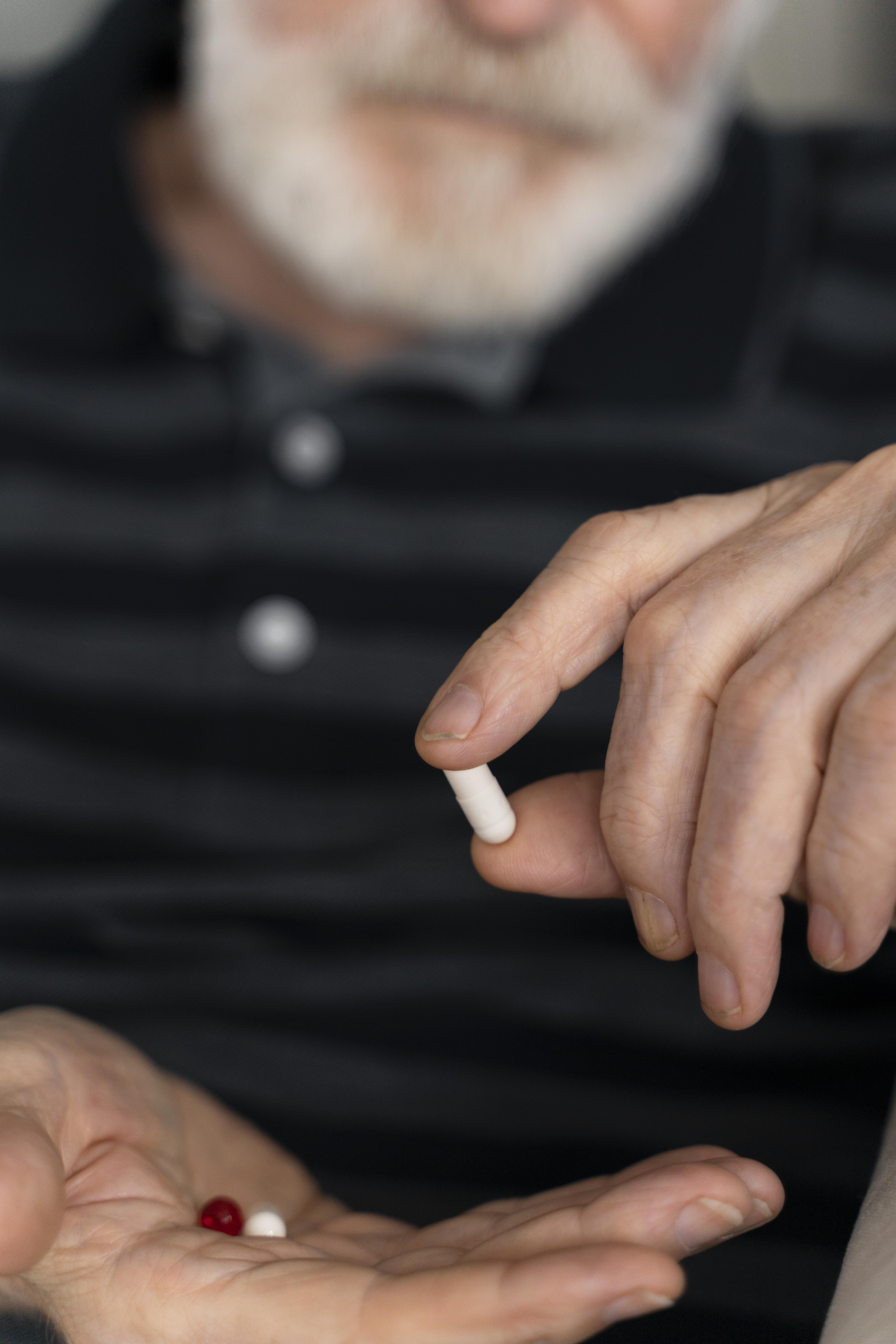 hombre-mayor-enfrentamiento-enfermedad-de-alzheimer